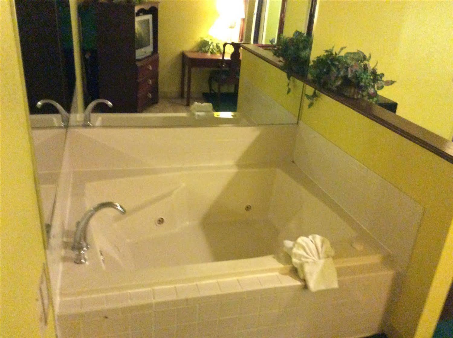 Jameson Inn & Suites بولينغ غرين المظهر الخارجي الصورة